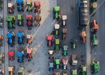 Οι αγρότες άνοιξαν τους δρόμους που… παραμένουν κλειστοί: Η κυβέρνηση επιλέγει να ταλαιπωρήσει για να «κερδίσει»