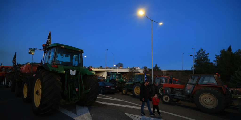 Μπλόκο στο τελωνείο των Ευζώνων από τους αγρότες (βίντεο)