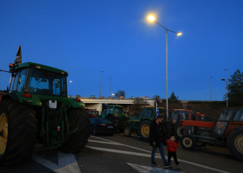 Μπλόκο στο τελωνείο των Ευζώνων από τους αγρότες (βίντεο)