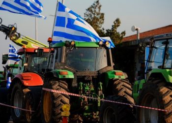 Ένταση και χημικά από τα ΜΑΤ στους αγρότες: Στον κόμβο του αεροδρομίου «Μακεδονία» επιχειρούν να στήσουν μπλόκο (βίντεο)