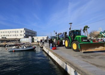 ΜΑΤ και λουκέτα συνάντησαν οι αγρότες στο Βόλο – Αποκλεισμένο το λιμάνι από τους αλιείς (βίντεο)