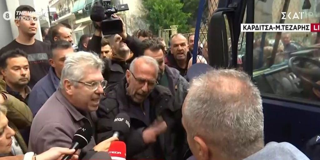 Κλούβες μπροστά στο γραφείο του Τσιάρα βρήκαν οι αγρότες – Πήρε το μέρος τους ακόμα και ο Πορτοσάλτε