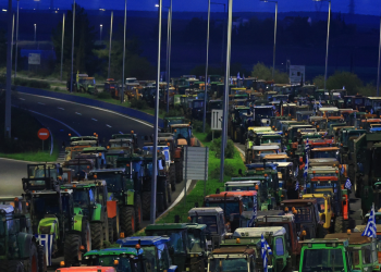 Νέο μπλόκο στο τελωνείο Ευζώνων από τους αγρότες (βίντεο)