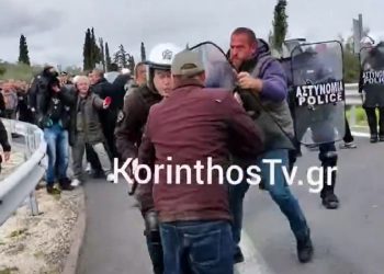 Οργισμένος αγρότης κυνηγάει ΜΑΤ (βίντεο)