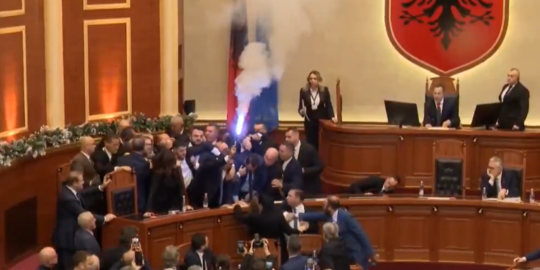 Χάος στο αλβανικό κοινοβούλιο: Καπνογόνα, νερά και ξύλο μεταξύ βουλευτών (Video)