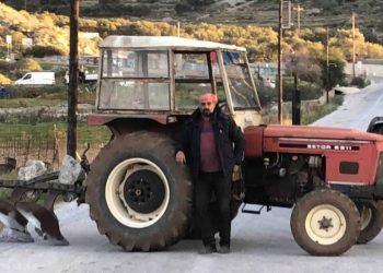 Αμοργός: Συμβολικό μπλόκο στην Αιγιάλη από τον μοναδικό αγρότη με τρακτέρ