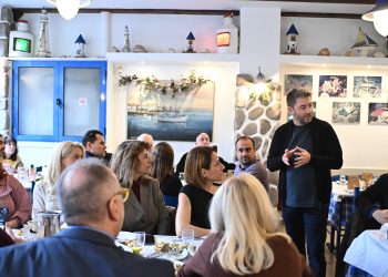 Γεύμα Ανδρουλάκη σε δημοσιογράφους για Χρόνια Πολλά και… ειδήσεις