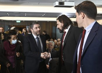 Παππάς – Ανδρουλάκης: Mια χειραψία, ένα σφίξιμο στο στομάχι