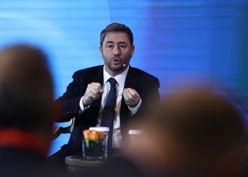 Το ΠΑΣΟΚ στην πρέσα ανάμεσα σε Νέα Δημοκρατία και Τσίπρα