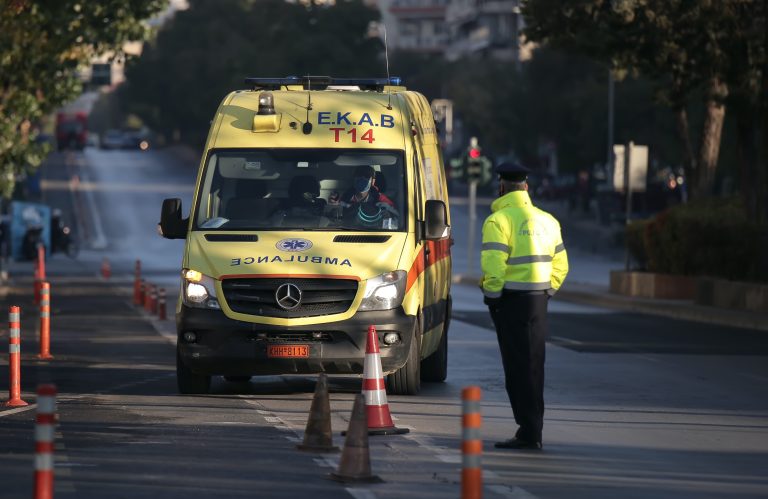 Άλιμος: Αυτοκίνητο έπεσε πάνω σε κατάστημα, τραυματίστηκε μία γυναίκα