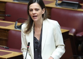 Αχτσιόγλου στη Βουλή: «Οι τρεις μύθοι της ΝΔ για τον Προϋπολογισμό» (βίντεο)