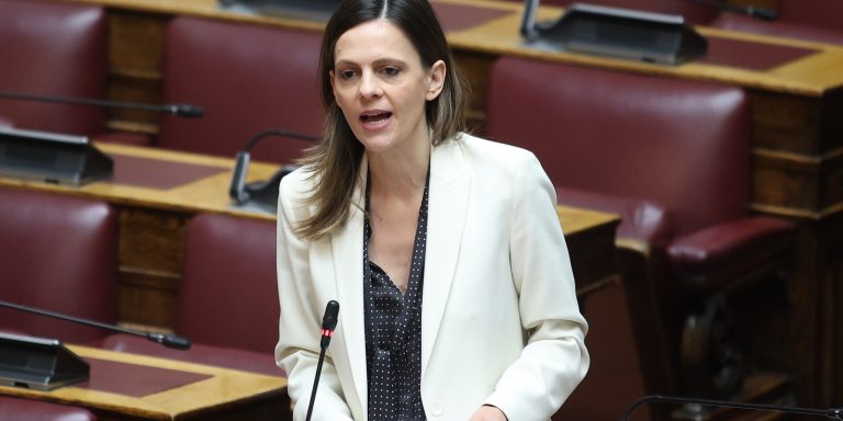Μανιφέστο ανασυγκρότησης του προοδευτικού χώρου από την Έφη Αχτσιόγλου