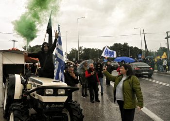 Δεν κάνουν πίσω οι αγρότες στα μπλόκα παρά την κακοκαιρία