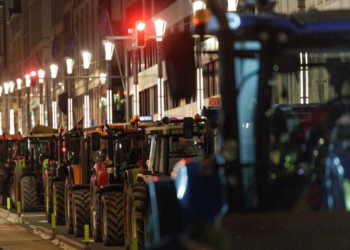 Σε πεδίο μάχης οι μετατράπηκαν οι Βρυξέλλες – Συνεχίζονται οι συγκρούσεις μεταξύ αγροτών – αστυνομίας (βίντεο)