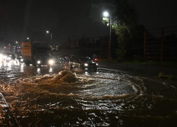 Σε πλήρη εξέλιξη η κακοκαιρία Byron: Δρόμοι μετατράπηκαν σε ποτάμια – 112 σε Πύλο, Μέγαρα, Μάνδρα, Τρίκαλα, Καρδίτσα, Φθιώτιδα – Κλειστή η Αθηνών-Κορίνθου από τα διόδια Ελευσίνας