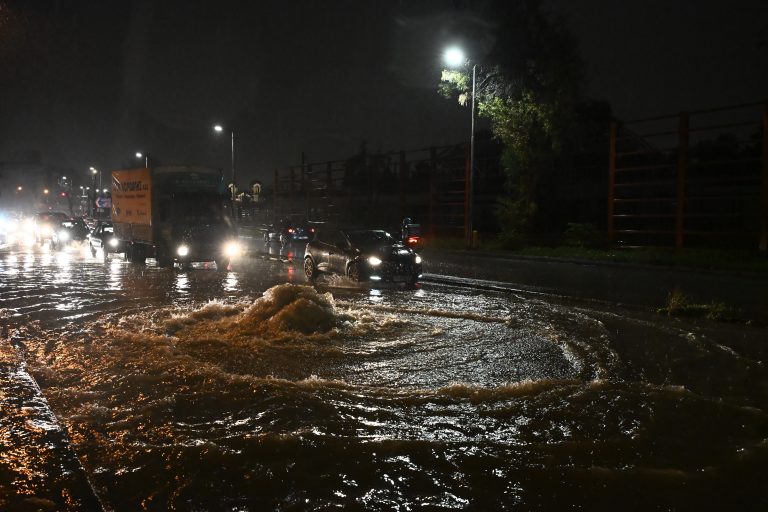 Σε πλήρη εξέλιξη η κακοκαιρία Byron: Δρόμοι μετατράπηκαν σε ποτάμια – 112 σε Πύλο, Μέγαρα, Μάνδρα, Τρίκαλα, Καρδίτσα, Φθιώτιδα – Κλειστή η Αθηνών-Κορίνθου από τα διόδια Ελευσίνας