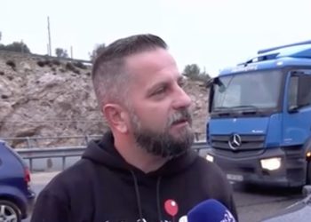 Εξοργισμένος οδηγός: «Περιμένουμε 1,5 ώρα – Χάλια μαύρα» για το μποτιλιάρισμα λόγω κακοκαιρίας (βίντεο)