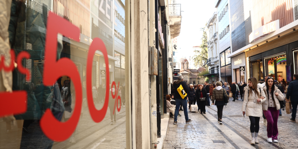 Χειμερινές εκπτώσεις: Αντίστροφη μέτρηση για τη λήξη τους – Τι πρέπει να προσέξετε