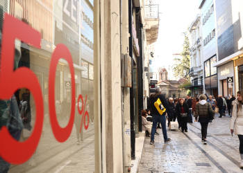 Αντίστροφη μέτρηση για τις Χειμερινές Εκπτώσεις – Τι πρέπει να προσέξουν οι καταναλωτές