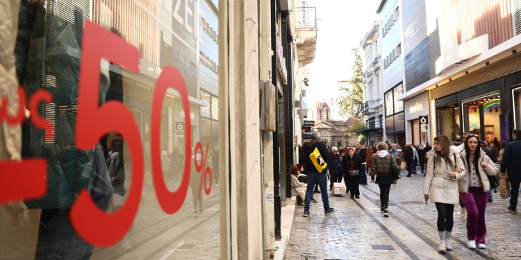 Αντίστροφη μέτρηση για τις Χειμερινές Εκπτώσεις – Τι πρέπει να προσέξουν οι καταναλωτές