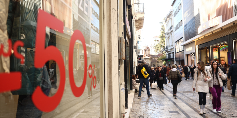 Χειμερινές εκπτώσεις: Αντίστροφη μέτρηση για τη λήξη τους – Τι πρέπει να προσέξετε