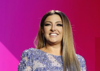 Υπερκόπωση «χτύπησε» την Έλενα Παπαρίζου – Παραμένει στο νοσοκομείο