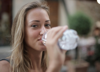 Εμφιαλωμένο νερό: Πόσα μικροπλαστικά καταναλώνουν ετησίως όσοι το προτιμούν