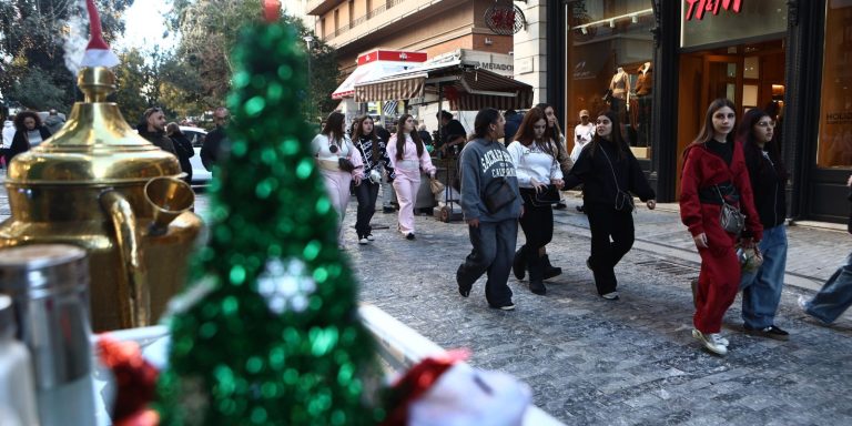 Εορταστικό ωράριο: Πώς θα λειτουργήσουν σούπερ μάρκετ και καταστήματα Παραμονή Πρωτοχρονιάς