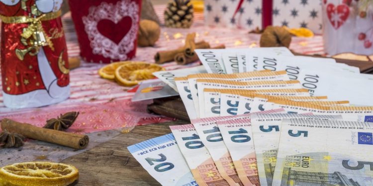 ΔΥΠΑ: Ώρα πληρωμών επιδομάτων, παροχών και δώρου Χριστουγέννων