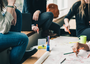 Eurostat: Σε ποιες χώρες της ΕΕ οι νέοι εγκαταλείπουν τις σπουδές τους  – Τι ισχύει για Ελλάδα και Κύπρο