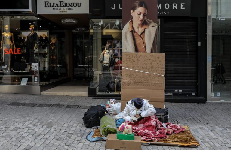 Φτώχεια 2025: Η Ελλάδα των ρεκόρ και η Ελλάδα που ξεπαγιάζει