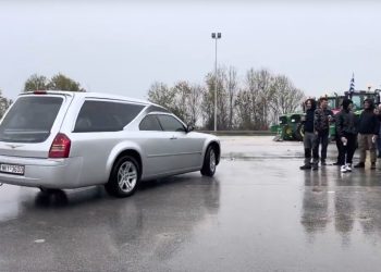 «Η κηδεία της αγροτιάς»: Ιδιοκτήτες και εργαζόμενοι γραφείων τελετών στο μπλόκο των Μαλγάρων για συμπαράσταση στους αγρότες (βίντεο)