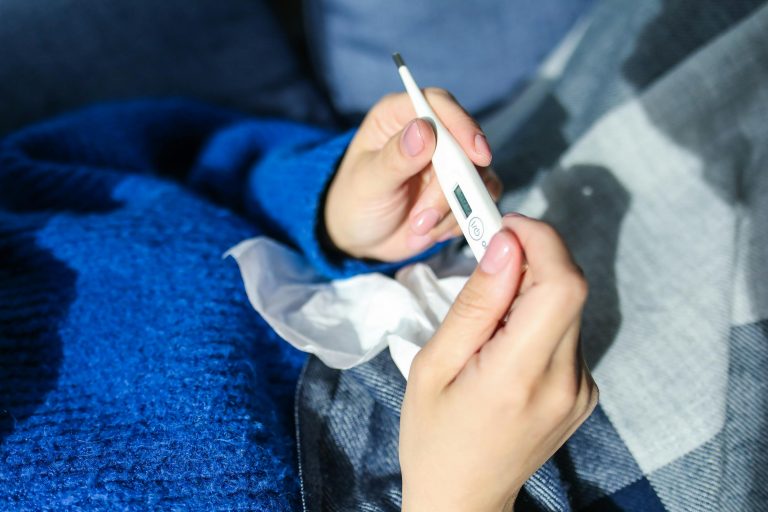 Αναπνευστικές λοιμώξεις: Πώς οι Απόκριες επηρεάζουν γρίπη και RSV – Τα τελευταία στοιχεία του ΕΟΔΥ