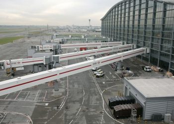 Χάος στο Χίθροου για ένα σπρέι πιπεριού: Πάνοπλος στρατός αστυνομικών έκλεισε αεροδρόμιο και μετρό (βίντεο)