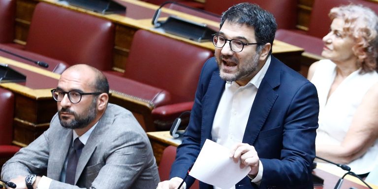 Ειρωνείες «Φραπέ» σε Ηλιόπουλο: «Θα σας ζητούσα 5 αριθμούς Τζόκερ» – «Σε σένα θα τους έδινα;» (βίντεο)