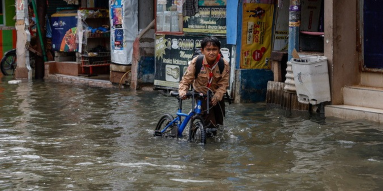 Χωρίς τέλος η τραγωδία στην Ασία – Τουλάχιστον 1.300 νεκροί από τις πλημμύρες