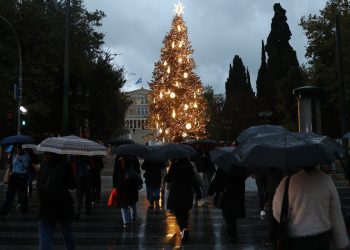 Καιρός: Ρεβεγιόν με ομπρέλες στο μεγαλύτερο μέρος της χώρας