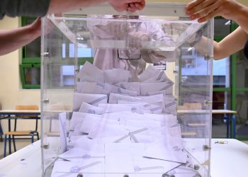 Δημοσκόπηση MRB: Φθορά μιας μονάδας για τη ΝΔ – Δημοφιλέστερη αρχηγός η Ζωή Κωνσταντοπούλου