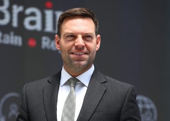 Κασσελάκης κατά Καραχάλιου: «Να αφήσει τις οικογένειες των Τεμπών ήσυχες»