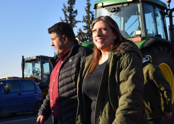 Κωνσταντοπούλου στο μπλόκο της Νίκαιας: «Εγκληματική οργάνωση είναι η κυβέρνηση»