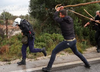 «Μάχη» στην Κρήτη: Οι αγρότες πήραν στο κυνήγι τους αστυνομικούς – Αναποδογύρισαν περιπολικό (βίντεο)