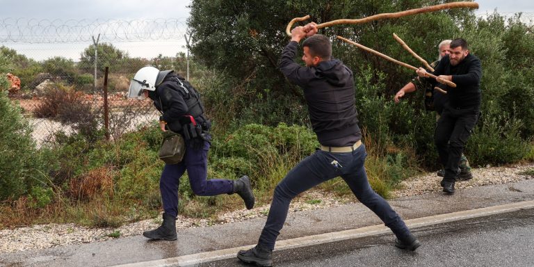 «Μάχη» στην Κρήτη: Οι αγρότες πήραν στο κυνήγι τους αστυνομικούς – Αναποδογύρισαν περιπολικό (βίντεο)