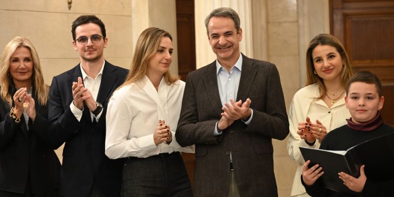 Τα κάλαντα στον Πρωθυπουργό και τον Πίνατ… με χριστουγεννιάτικο λουκ