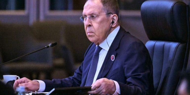 Σκεπτικισμός Λαβρόφ για εγγυήσεις ασφαλείας: «Απίθανη η ειρήνη με το υπάρχον καθεστώς»