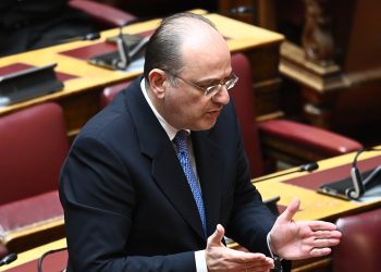 Επίθεση Λαζαρίδη σε Κωνσταντοπούλου: Με λέει γυμνοσάλιαγκα και βρομοΠΑΣΟΚο – Είναι η ντροπή της Βουλής (βίντεο)