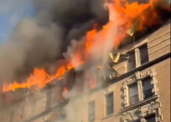 Πυρκαγιά στο Μανχάταν: Παρανάλωμα του πυρός κτίριο δυτικά της πόλης (βίντεο)