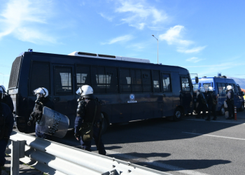 Χημικά και κρότου λάμψης στο Ρίο – Άνοιξαν τα διόδια οι αγρότες (φώτο, βίντεο)