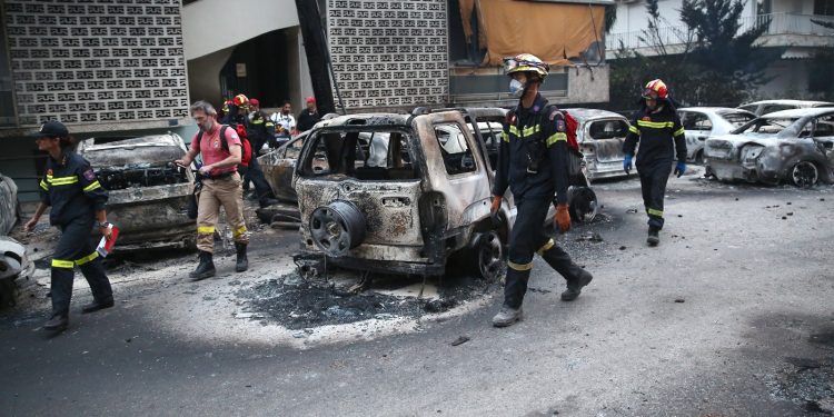 Σύνταξη 1700 ευρώ και διαγραφή οφειλών στους πληγέντες και τους συγγενείς θυμάτων από Μάτι και Μάνδρα