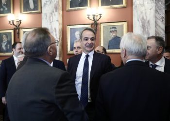 ΝΔ: Ραντεβού για μασάζ – μελομακάρονο edition