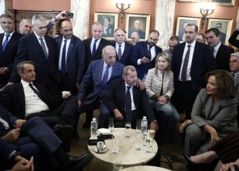 Μασάζ «γαλάζιων» βουλευτών από τον πρωθυπουργό στου «Καραβίτη»